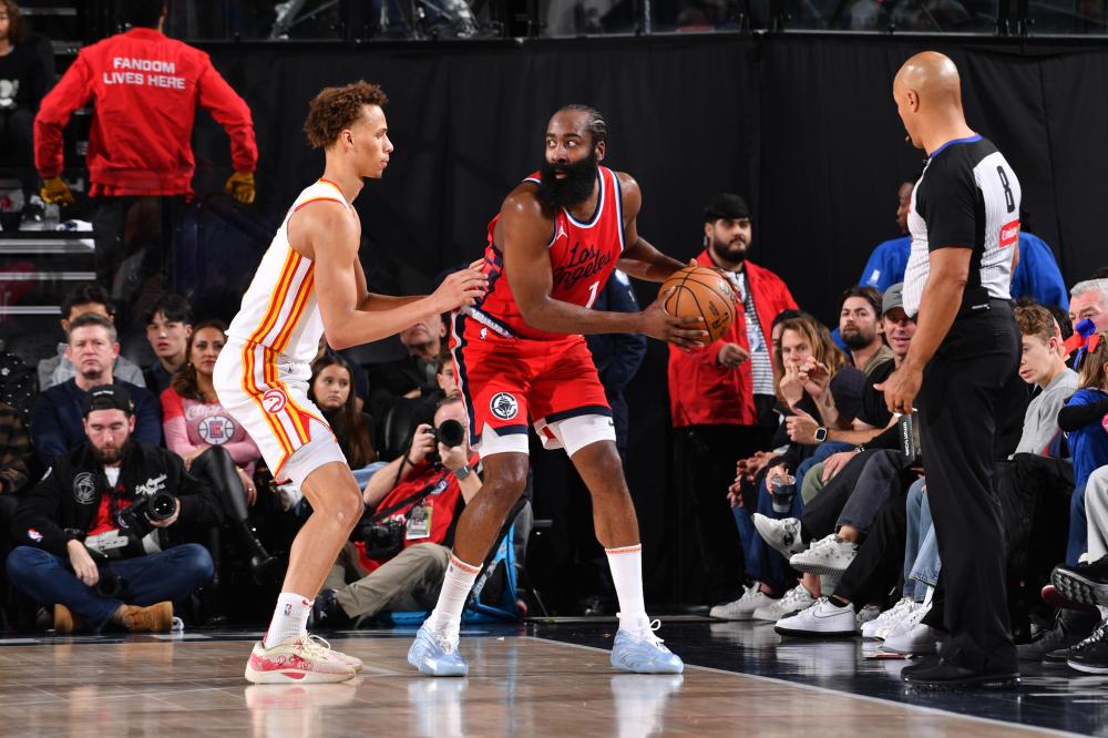 表现也不容 表现也不容